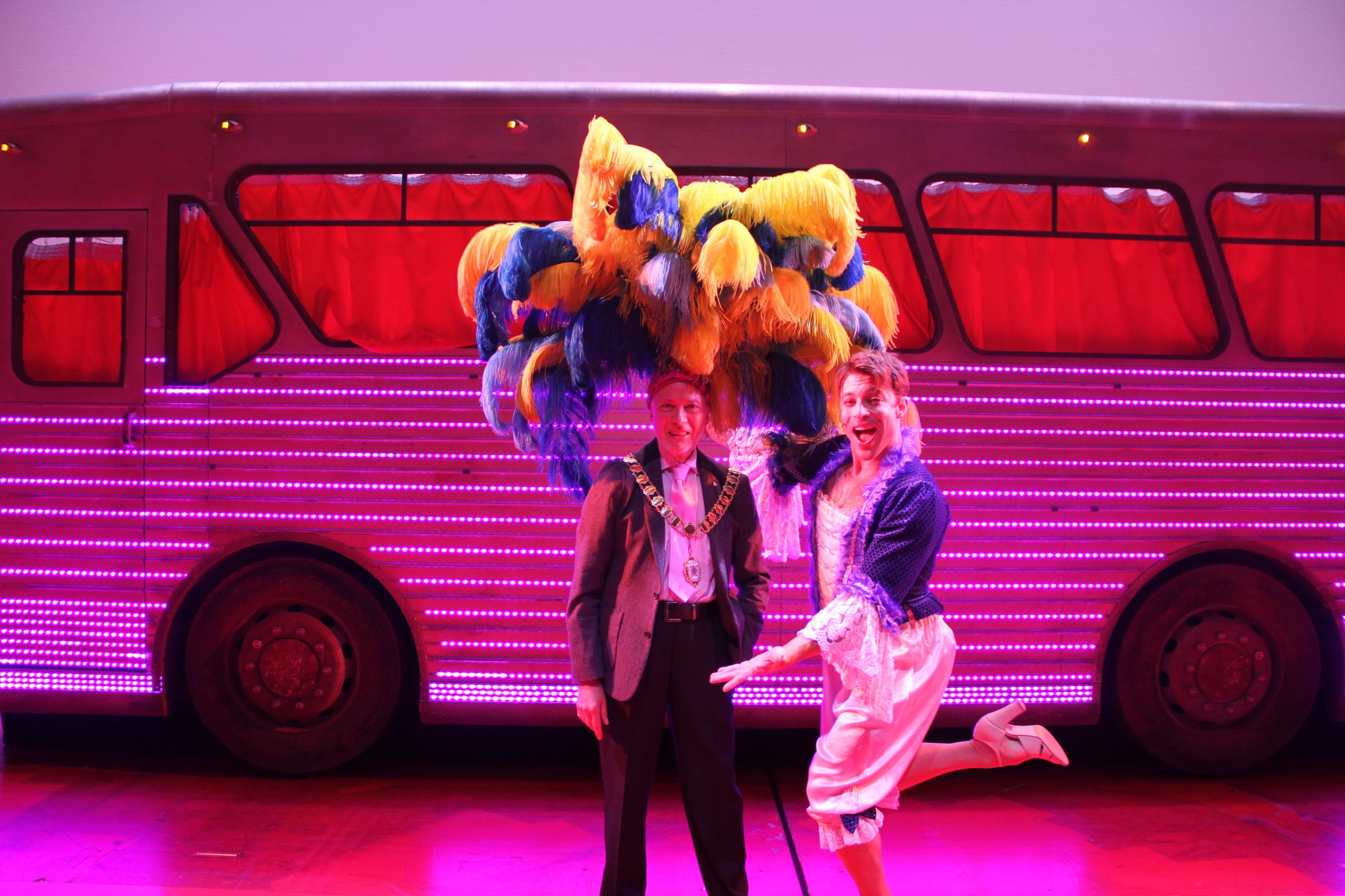 Dartford Mayor Ian Armitt goes glam in feathers on stage with Blues Duncan James in Priscilla Queen of the Desert News Shopper afbeelding